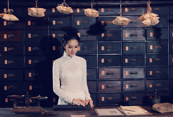 Bộ ảnh do chuyên gia trang điểm Quân Nguyễn và nhà thiết kế Lê Thanh Phương hỗ trợ thực hiện.
