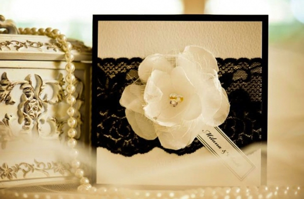 Nếu cầu kỳ hơn, bạn có thể sử dụng chính vải ren thật để trang trí cho thiệp cưới.