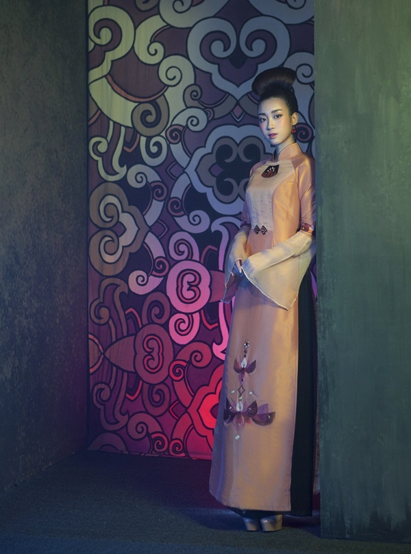 Hoa hậu Mỹ Linh diện áo dài gắn sơn mài