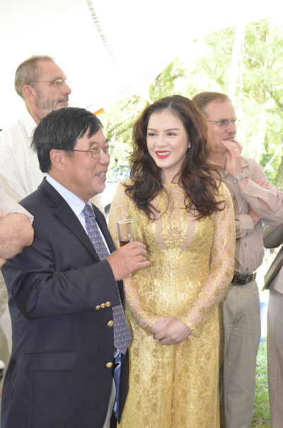 Tại bữa tiệc, Lý Nhã Kỳ gặp đại sứ Việt Nam tại Nam Phi Nguyễn Mạnh Hùng