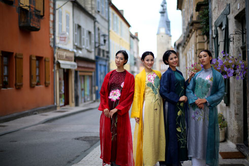 Hoa hậu Ngọc Hân chia sẻ, cô cảm thấy tự hào khi cùng những người bạn giới thiệu thời trang Việt Nam ra thế giới.