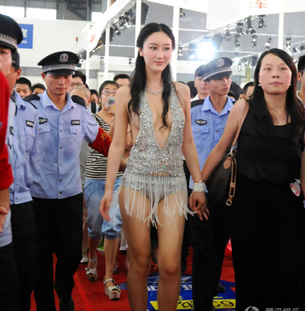 Cô được xem là đối thủ của Gan Lulu tại các sự kiện xe hơi ở Trung Quốc.