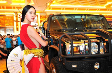 Cô được xem là đối thủ của Gan Lulu tại các sự kiện xe hơi ở Trung Quốc.