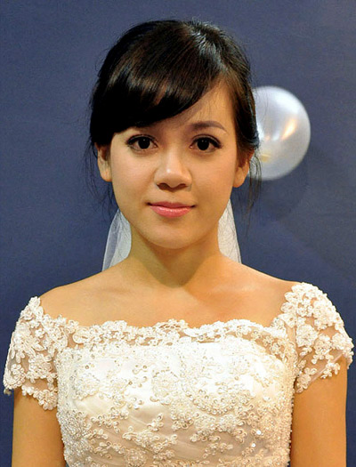 Gương mặt sau khi trang điểm của cô dâu Chi, đường nét trên gương mặt rõ nét hơn nhờ cách trang điểm tự nhiên.