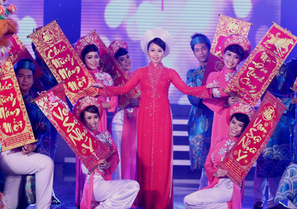 Trong buổi ghi hình 'Nhạc hội Tết Việt', Cẩm Ly mặc áo dài