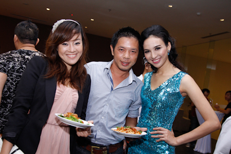 Ngọc Diễm chụp hình lưu niệm với vợ chồng Thái Hoà