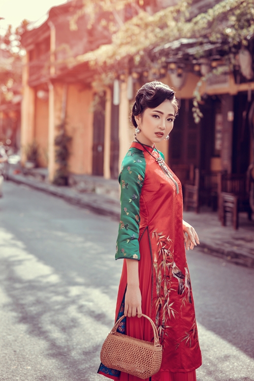 'Bản sao' Nguyễn Thị Huyền diện áo dài cách tân đa sắc