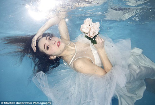 Anh: Rộ trào lưu chụp ảnh cưới dưới nước - 1