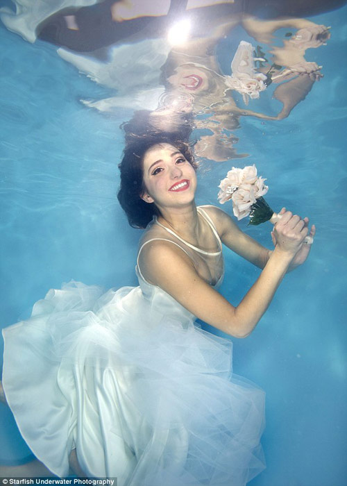 Anh: Rộ trào lưu chụp ảnh cưới dưới nước - 5