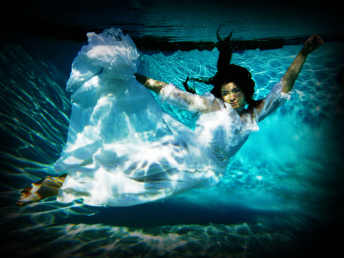 Anh: Rộ trào lưu chụp ảnh cưới dưới nước - 9