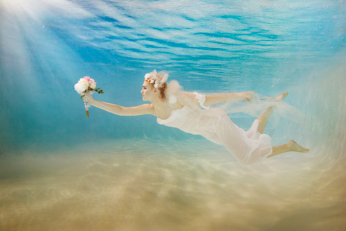Anh: Rộ trào lưu chụp ảnh cưới dưới nước - 10