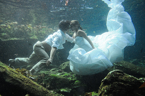 Anh: Rộ trào lưu chụp ảnh cưới dưới nước - 14
