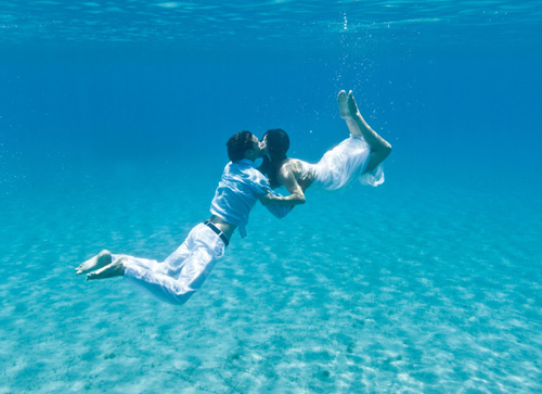 Anh: Rộ trào lưu chụp ảnh cưới dưới nước - 16