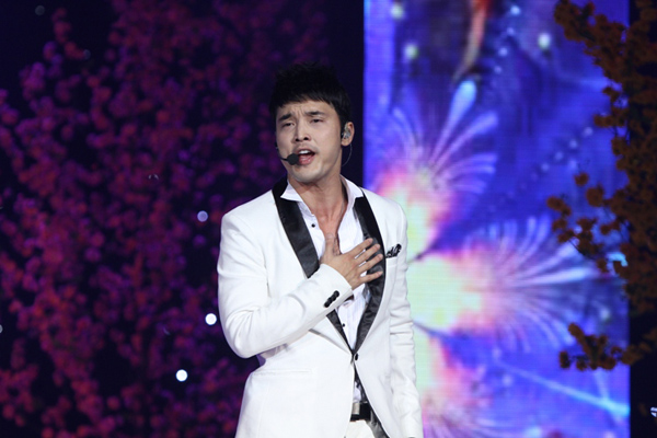Ưng Hoàng Phúc diện hai bộ quần áo để hát hai ca khúc 'Sai lầm', 'Bước qua thế giới'.