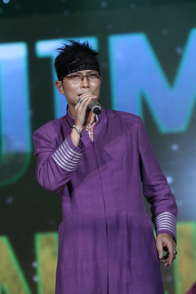 'Chủ xị' của đêm nhạc là ca sĩ - nhạc sĩ Jimmii Nguyễn.