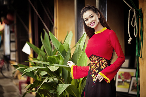 Bộ ảnh được thực hiện với sự giúp đỡ của stylist Tân Đà Lạt, make-up Phúc Nghĩa và áo dài của nhà thiết kế Thuận Việt.