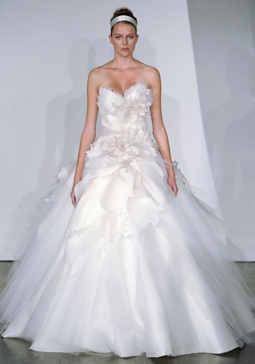 6 xu hướng váy cưới lộng lẫy nhất Bridal FW - 14