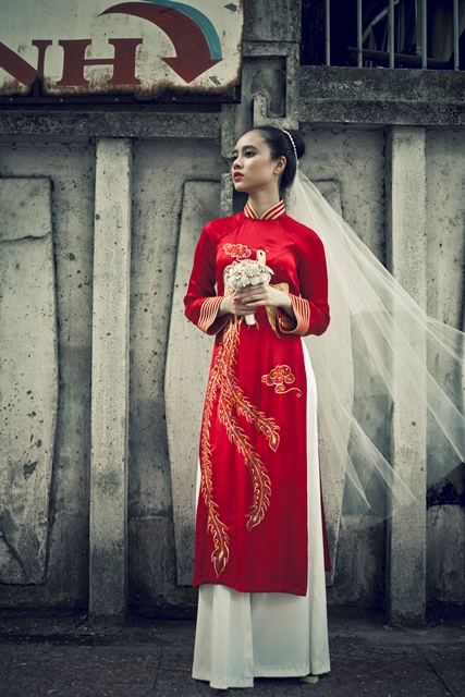 Khi chọn khăn voan kết hợp cùng áo dài đỏ, cô dâu sẽ trở nên rực rỡ.
