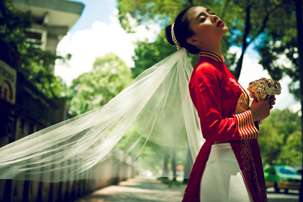 Sắc màu của khăn voan trắng và áo cưới đỏ là sự kết hợp hoàn hảo cho ngày cưới.