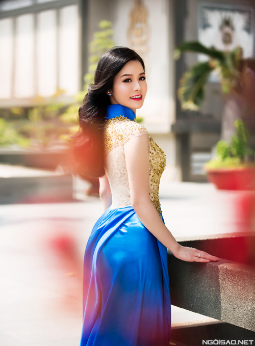 Bộ ảnh được thực hiện bởi nhiếp ảnh gia Lê Thiện Viễn, trang điểm: Sang Nguyễn, trang phục: Áo dài Minh Châu.