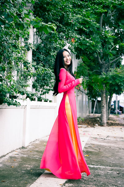 Bộ ảnh do stylist Trần Quốc Tuấn thực hiện, được nhiếp ảnh Derek Dương ghi lại. Áo dài của nhà thiết kế Thuận Việt. Trang điểm và làm tóc Dao Chi.