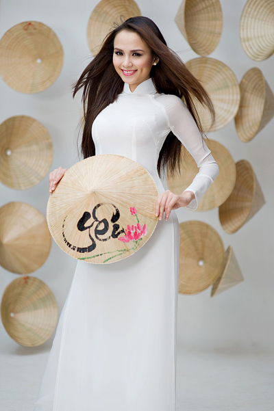 Trong tà áo dài, Hoa hậu Thế giới Người Việt 2010 trông tinh khôi, trong sáng.