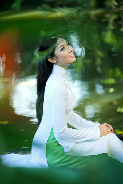 Miss Bích Khanh vừa được ê kíp thực hiện bộ ảnh mới tại khu vườn tuyệt đẹp của họa sĩ Nguyễn Art.