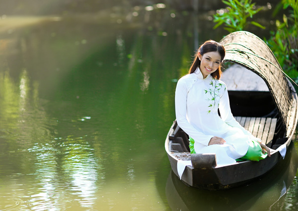 Trong tà áo dài do Việt Hùng thiết kế, Miss Ngôi Sao 2012 trông thanh thoát, dịu dàng.