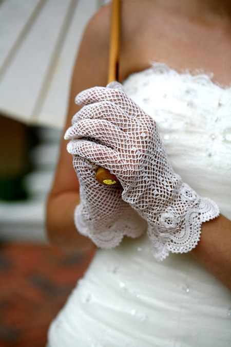 Găng tay ren, ngắn thích hợp với đám cưới mùa hè.
