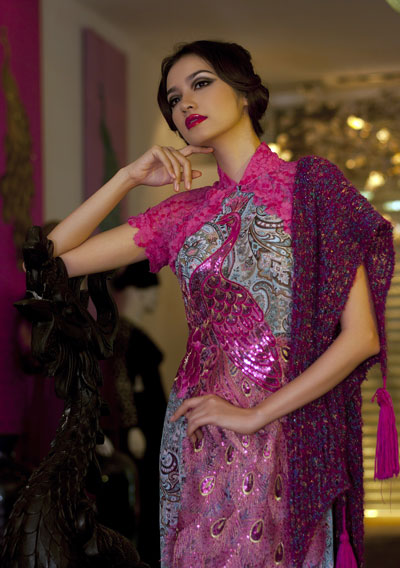 Trang phục với chất liệu đặc biệt được làm từ những mảnh vải sari của Ấn Độ hay những chiếc khăn choàng mang những hình vẽ đậm chất châu Á.