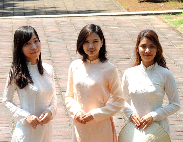 Nữ sinh Thái Lan làm duyên cùng tà áo dài Việt Nam 