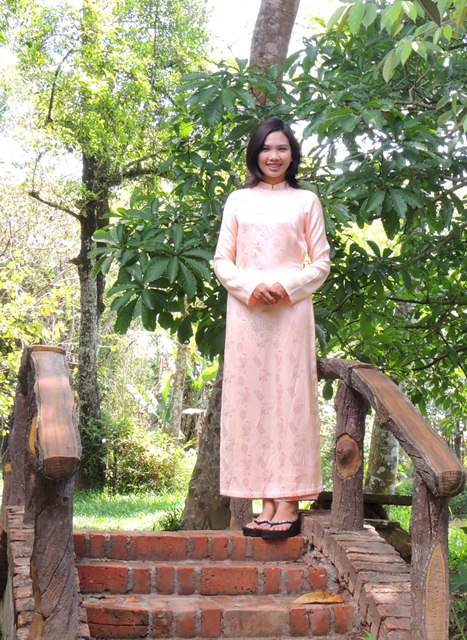 Nữ sinh Thái Lan làm duyên cùng tà áo dài Việt Nam 