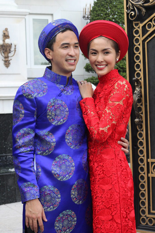 Với lựa chọn toàn bộ trang phục cưới may bằng ren nổi, Tăng Thanh Hà mặc áo dài dập ren họa tiết hoa hồng và lá bắt mắt.