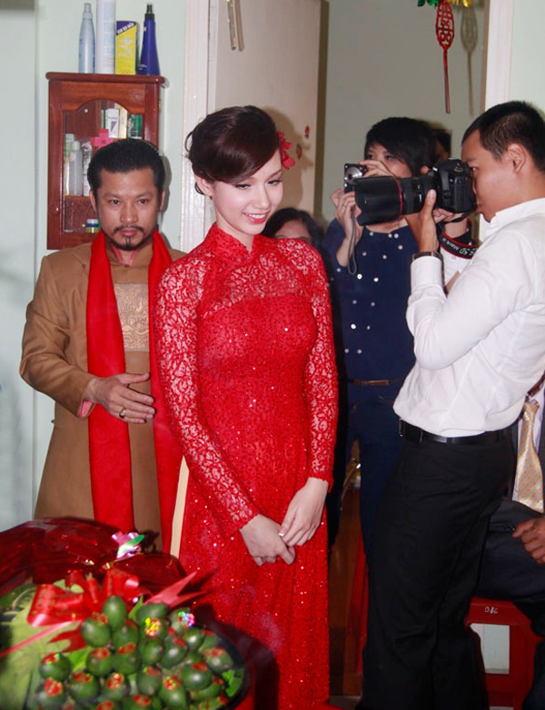 Tổ chức đám cưới từ đầu năm, hotgirl Quỳnh Chi gần như là người đi tiên phong cho xu hướng áo dài ren đỏ nổi bật trong ngày cưới. Chiếc áo dài có dáng đơn giản nhưng cầu kỳ ở màu sắc và họa tiết, làm tôn lên nước da trắng ngần của cô dâu.