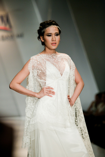 Hoa hậu phụ nữ Việt Nam Dương Mỹ Linh quyến rũ trong một mẫu thiết kế váy cưới độc đáo.