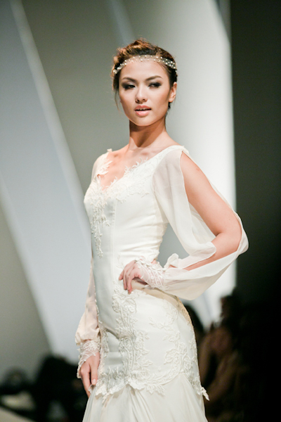 Hoa hậu phụ nữ Việt Nam Dương Mỹ Linh quyến rũ trong một mẫu thiết kế váy cưới độc đáo.