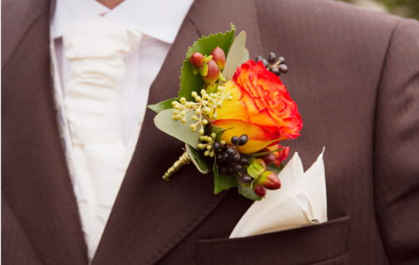 Ngoài cách chọn hoa cài áo theo tông màu của cravat, nhiều người lại chọn màu hoa trái ngược nhằm làm tăng ấn tượng.