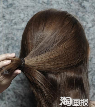 Dùng chun buộc phần tóc phía trên, lưu ý buộc lỏng tay