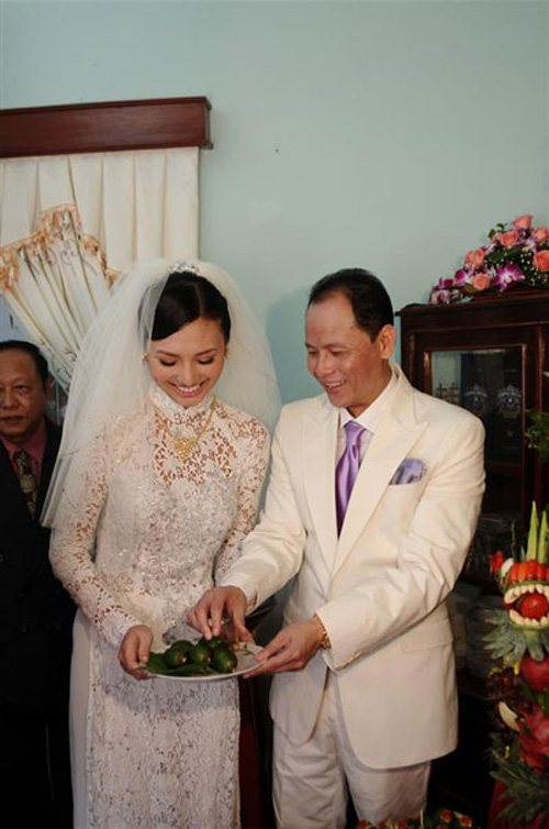 Áo dài ren-lựa chọn mới cho cô dâu Việt