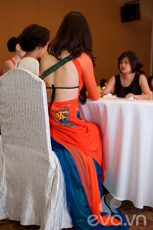 Hoàng My táo bạo diện áo dài khoét lưng trần, áo dài cưới 2012, áo dáo cưới mới nhất, mẫu áo dài mới nhất