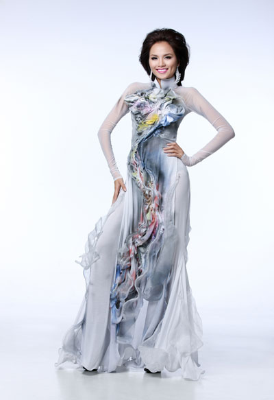 Bên cạnh mẫu áo dài này, NTK Nguyễn Quỳnh Như từng được biết đến với các mẫu áo dài, áo dạ hội ấn tượng lấy ý tưởng hình ảnh đóa sen Việt.