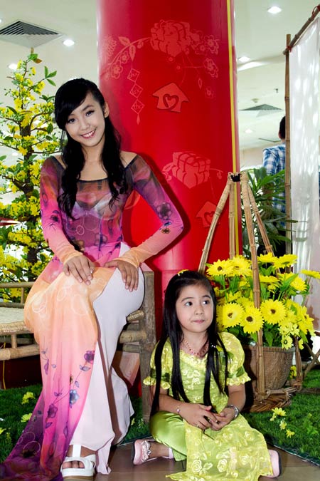 ‘Bỏng mắt’ với áo dài cách tân của kiều nữ Việt